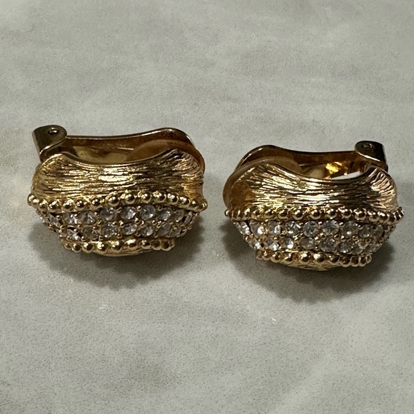 Authentic Christian Dior Rhinestone Earring metal EUC
Dior - Picture 5 of 11